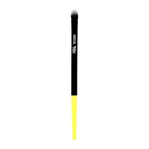 Кисть для нанесения теней `DECO.` REBEL shadow definer